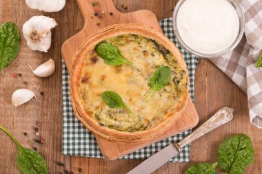 Ispanaklı tart cuttingboard üzerinde. 