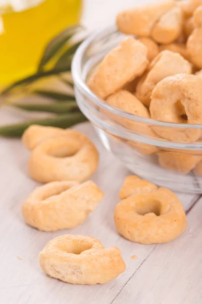 Italský taralli na dřevěný stůl. — Stock fotografie