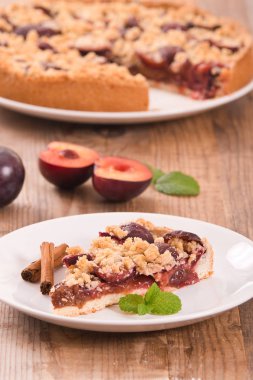 Erik tart beyaz çanak üzerinde. 