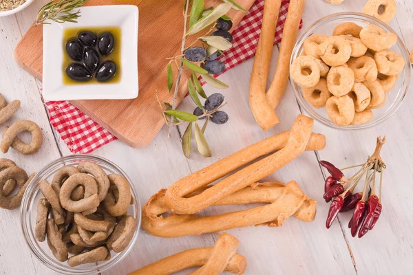 Taralli italiano sobre mesa de madera . — Foto de Stock