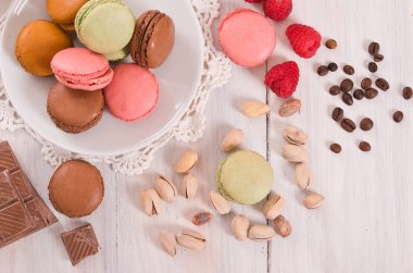 Beyaz çanak üzerinde renkli macarons. 