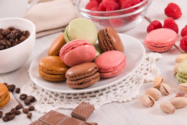 Beyaz çanak üzerinde renkli macarons. 