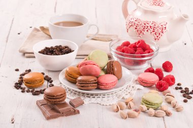 Beyaz çanak üzerinde renkli macarons. 