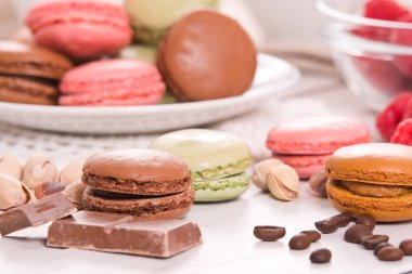 Beyaz çanak üzerinde renkli macarons. 