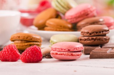 Beyaz çanak üzerinde renkli macarons. 