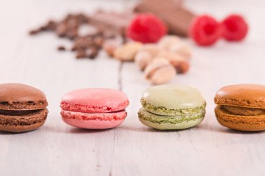 Beyaz çanak üzerinde renkli macarons. 