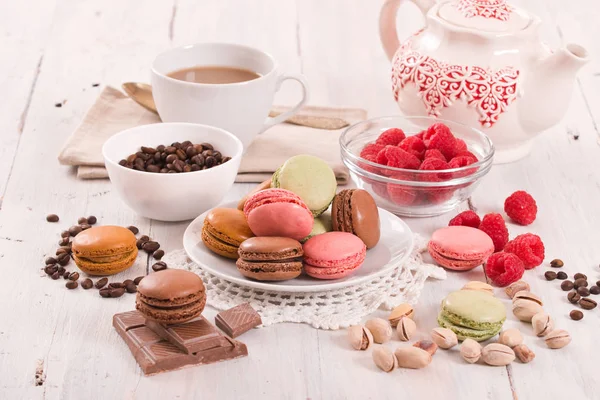 Beyaz çanak üzerinde renkli macarons. 