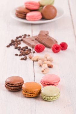 Beyaz çanak üzerinde renkli macarons. 
