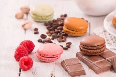 Beyaz çanak üzerinde renkli macarons. 