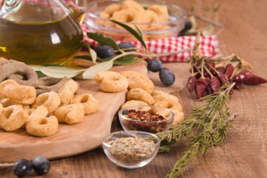 Ahşap masa üzerinde İtalyan taralli. 