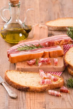 Ekmek ve baconon cuttingboard. 