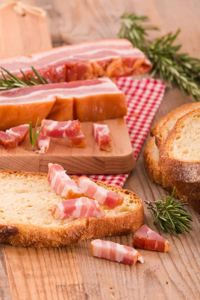 Ekmek ve baconon cuttingboard. 