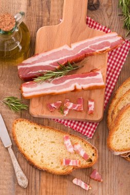 Ekmek ve baconon cuttingboard. 