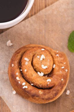 Beyaz tabak üzerinde tarçın rulo. 