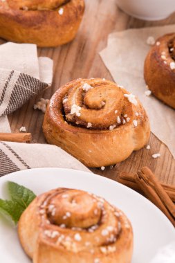 Beyaz tabak üzerinde tarçın rulo. 