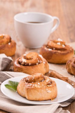 Beyaz tabak üzerinde tarçın rulo. 