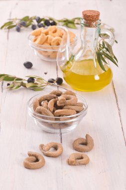 Ahşap masa üzerinde İtalyan taralli. 