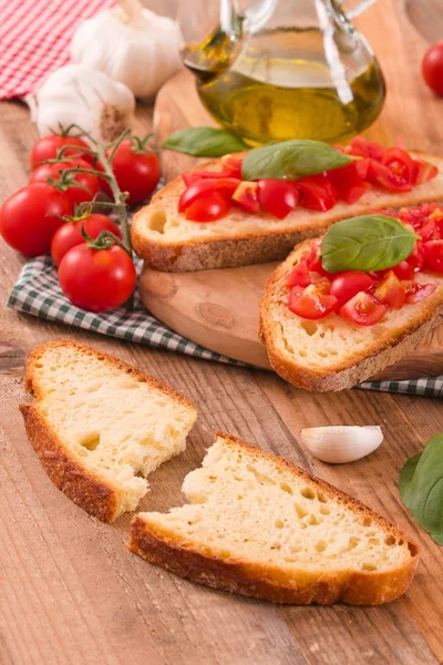 Bruschetta Kenyér Bazsalikommal Apróra Vágott Paradicsom — Stock Fotó