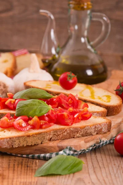 Pão Bruschetta Com Manjericão Tomate Picado — Fotografia de Stock