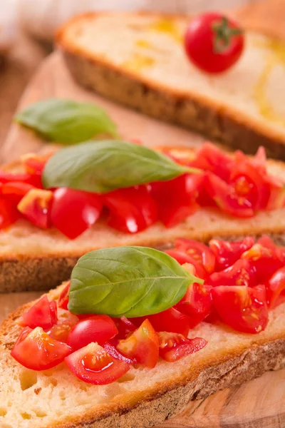 Bruschetta Chleba Nakrájenými Rajčaty Bazalkou — Stock fotografie