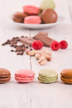 Beyaz çanak üzerinde renkli macarons. 