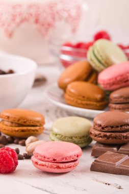 Beyaz çanak üzerinde renkli macarons. 