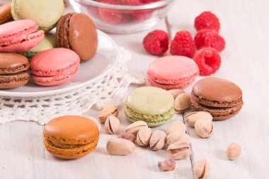 Beyaz çanak üzerinde renkli macarons. 