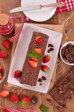 Çikolatalı rulo fındık ve çilek ile. 