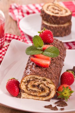 Çikolatalı rulo fındık ve çilek ile. 