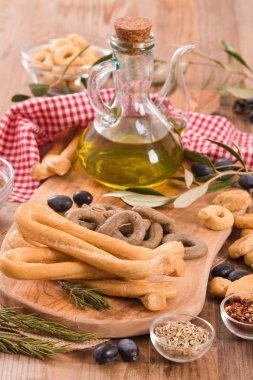 Ahşap masa üzerinde İtalyan taralli. 