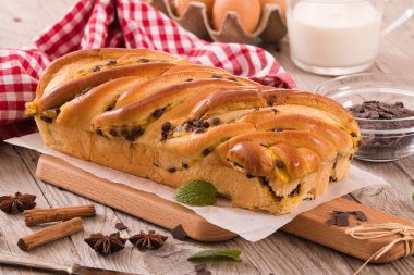 Çikolata parçaları ile börek. 