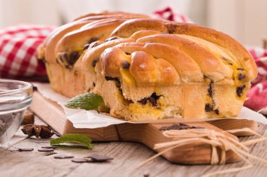 Çikolata parçaları ile börek. 