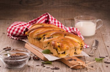 Çikolata parçaları ile börek. 