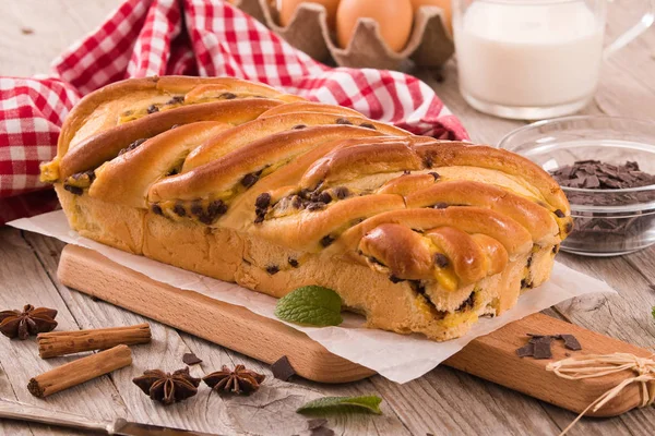 Çikolata parçaları ile börek. 