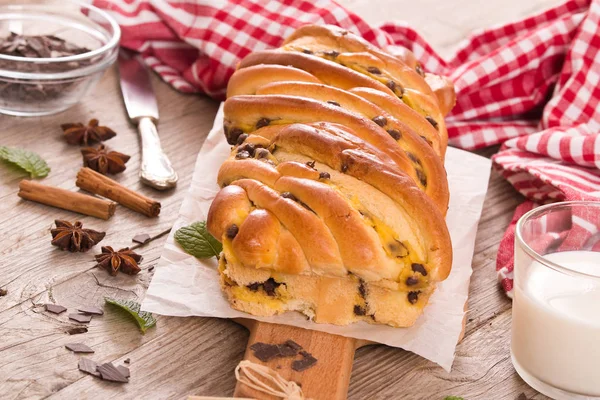 Brioche Com Chips Chocolate — Fotografia de Stock