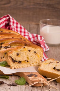 Çikolata parçaları ile börek. 
