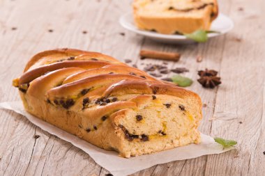 Çikolata parçaları ile börek. 