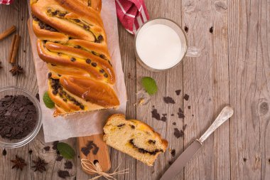 Çikolata parçaları ile börek. 