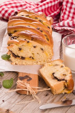 Çikolata parçaları ile börek. 