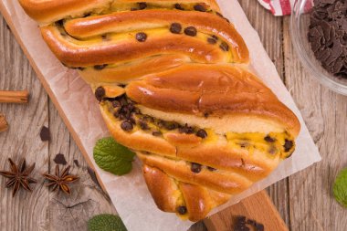 Çikolata parçaları ile börek. 