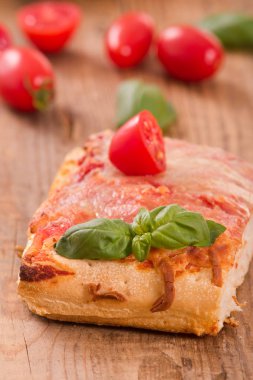 Peynir, domates ve taze fesleğen ile İtalyan pizza. 