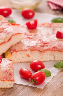 Peynir, domates ve taze fesleğen ile İtalyan pizza. 