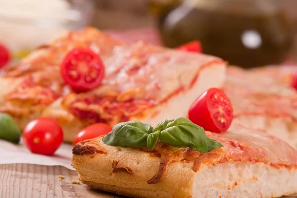 Italienische Pizza Mit Käse Tomaten Und Frischem Basilikum — Stockfoto