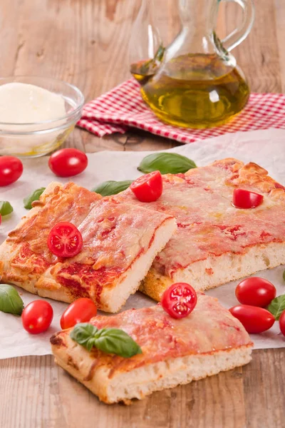 Italská Pizza Sýrem Rajčaty Čerstvou Bazalkou — Stock fotografie