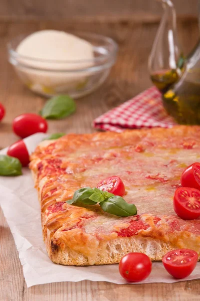 Pizza Italiana Con Queso Tomate Albahaca Fresca —  Fotos de Stock