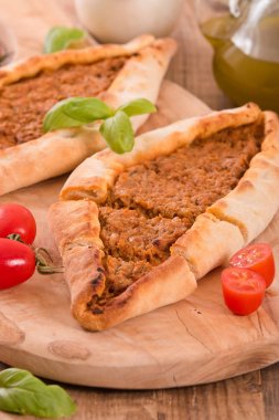 Türk pide pizza et ve soğan ile. 