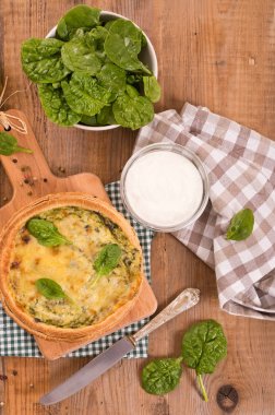 Ispanaklı tart ahşap tablo. 