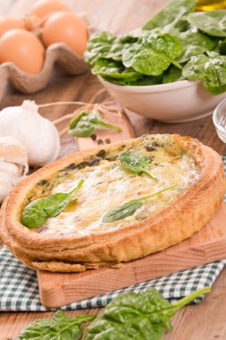 Ispanaklı tart ahşap tablo. 