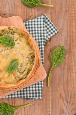 Ispanaklı tart ahşap tablo. 