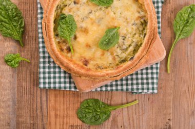 Ispanaklı tart ahşap tablo. 